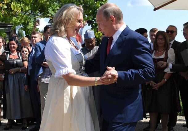 Karin Kneissl, vals, Vladimir Putin, ponei, Sankt Petersburg