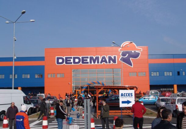 Dedeman, accident, diblu metalic, despagubiri, parcare