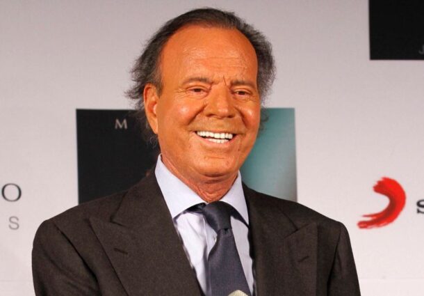 Julio Iglesias, retinut, aeroport, mancare