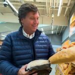 tucker-carlson-in-supermarket