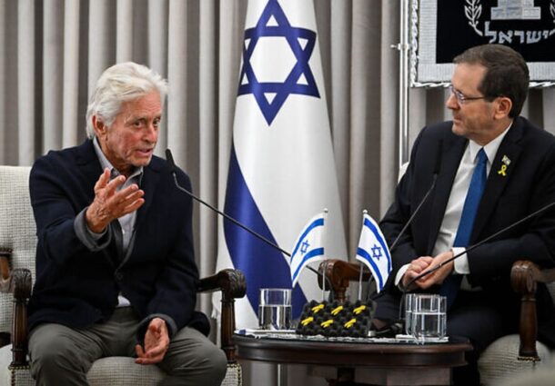 Michael Douglas, vizita, Israel, protestatari pro-palestinieni, spalati pe creier