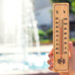 hot-weather-thermometer-in-front-of-fountain-during-heatwave