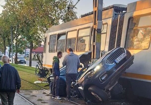 accident, tramvai, autoturism, 13 Septembrie, Bucuresti