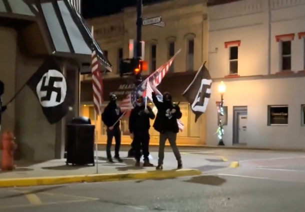 manifestanti, Hitler, Trump, neonazisti, teatru, michigan, jurnalul annei frank